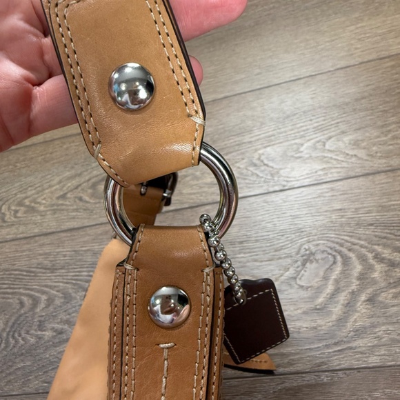 Vintage Coach Soho Tan Leather Hobo Shoulder Bag Zip Closure Pockets Designer - Picture 10 of 16